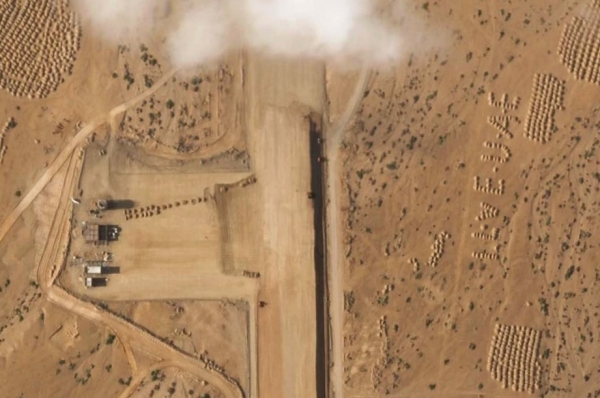 بجانبه عبارة "أنا أحب الإمارات".. صور أقمار اصطناعية تكشف بناء مهبط طائرات على جزيرة يمنية