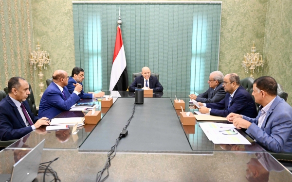 العليمي يجتمع برئيس الحكومة ومحافظ البنك ويشيد بالجهود لاحتواء تداعيات الإجراءات الحوثية