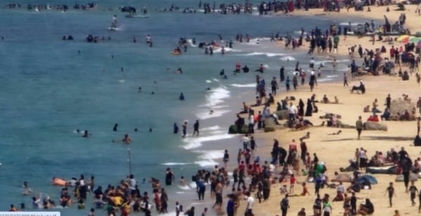غزة.. المئات يتحدّون ظروف الحرب ويقصدون شاطئاً لالتقاط الأنفاس (فيديو)