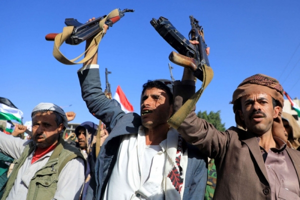 موقع بريطاني: طموحات الحوثيين أبعد من تهديد الملاحة بالبحر الأحمر وتخاطر بتدويل الصراع اليمني