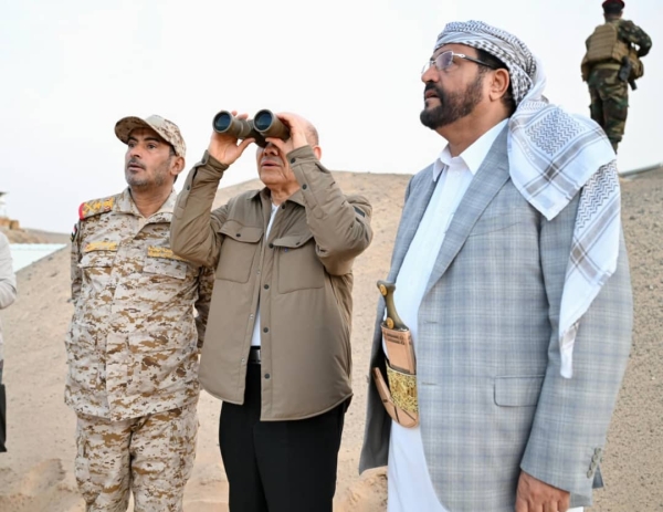 زار جبهات مأرب.. الرئيس العليمي: مليشيات الحوثي تخادع وتحضر لحروب جديدة