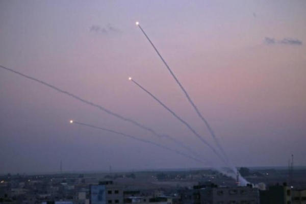 القسام تقصف تل أبيب برشقة صاروخية وتدمر آليات للاحتلال وتقنص قائد كتيبة بجباليا