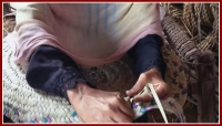 النساء بريف تعز.. أنامل ناعمة تكافح الفقر من "سعف النخيل" (تقرير خاص)