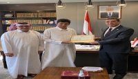 السفير بادي يُكرّم طالب يمني لتفوقه في "الثانوية" على مستوى قطر