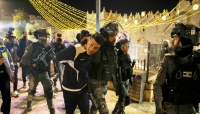 الاحتلال يعتدي على مقدسيِّين في ساحة باب العامود بأولى ليالي رمضان ويعتقل 4 فلسطينيين