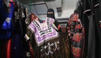 "أم تركي" امرأة توثّق الهوية اليمنية من خلال الأزياء التراثية في صنعاء