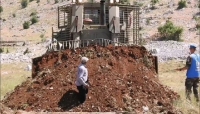 مزارع لبناني يتصدى بجسده لجرافة لجيش الاحتلال الإسرائيلي في كفر شوبا