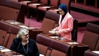 رئيس وزراء أستراليا يعاقب النائبة فاطمة بيمان لتأييدها الاعتراف بدولة فلسطين